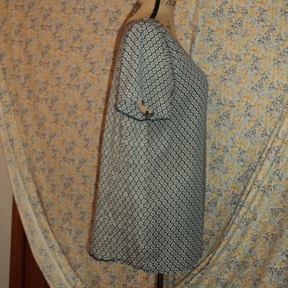 Geometric Patterned Top - Picture 6 of 7